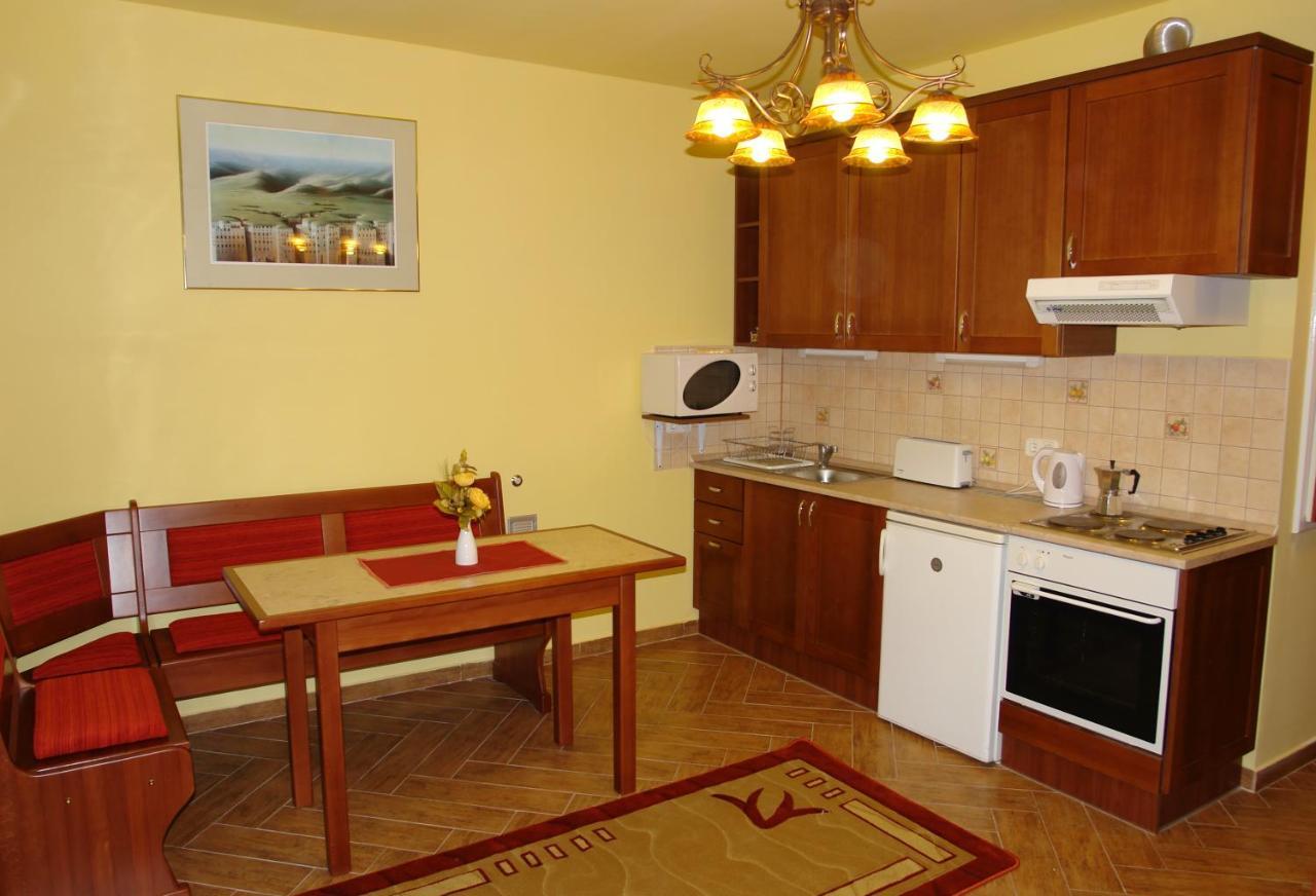 Holdlux Apartmanok シャールヴァール エクステリア 写真