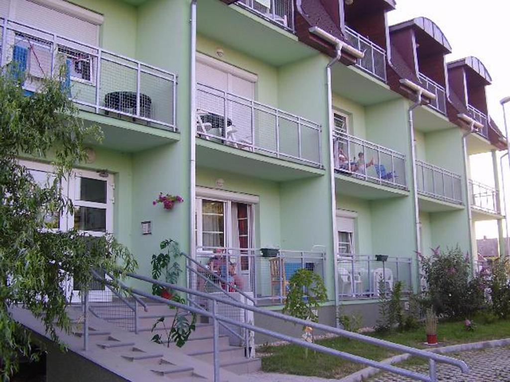 Holdlux Apartmanok シャールヴァール エクステリア 写真