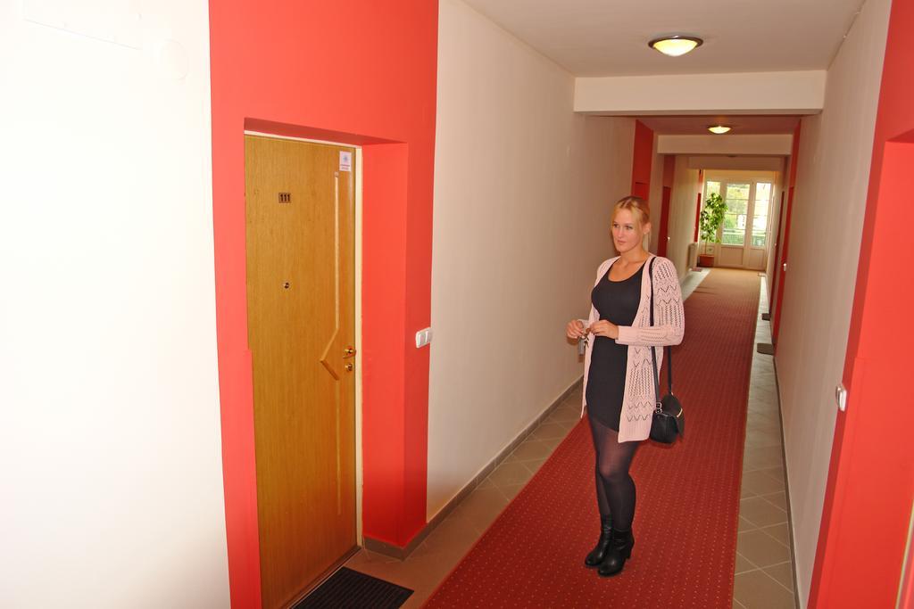 Holdlux Apartmanok シャールヴァール エクステリア 写真