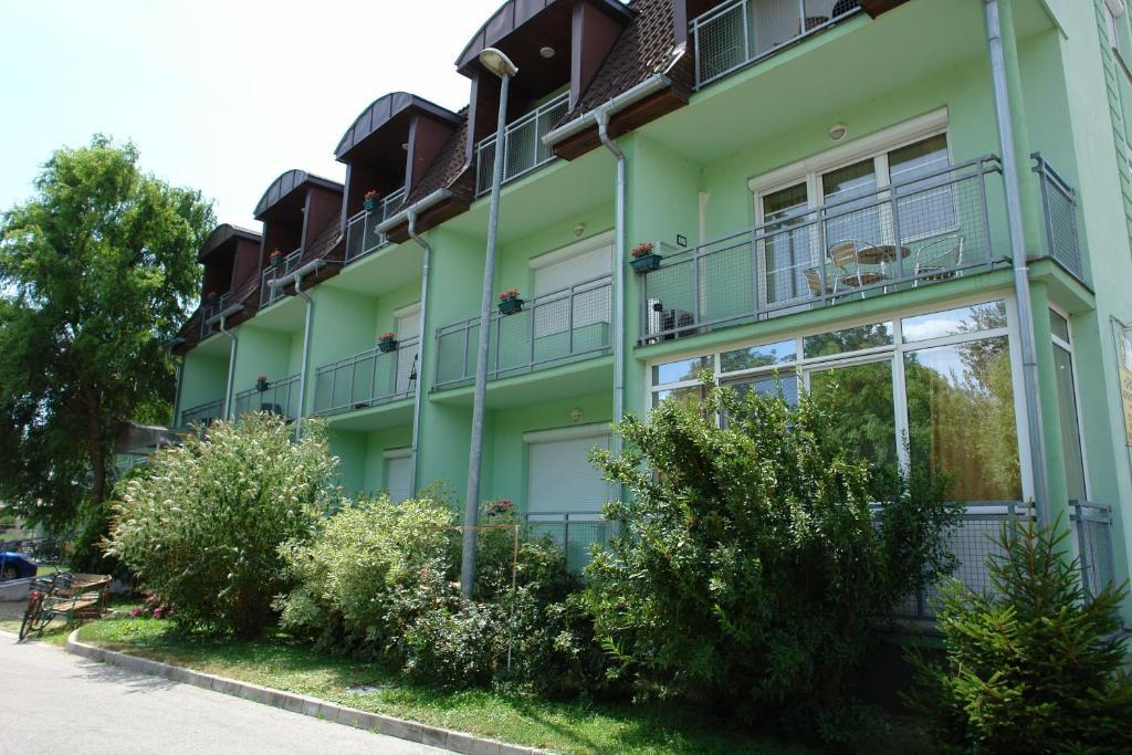Holdlux Apartmanok シャールヴァール エクステリア 写真