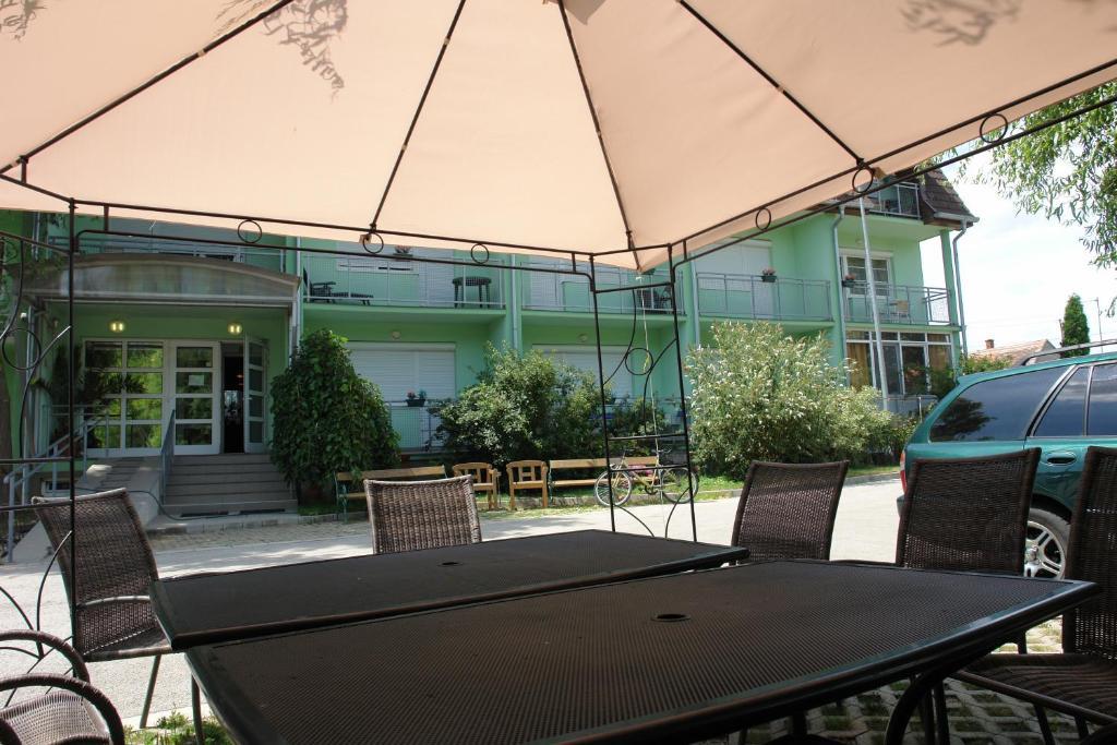 Holdlux Apartmanok シャールヴァール エクステリア 写真